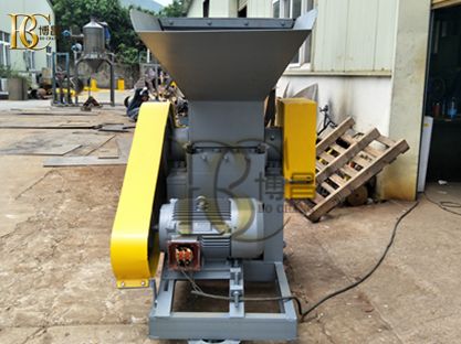 用塑膠破碎機破碎鞋底時要注意什么？